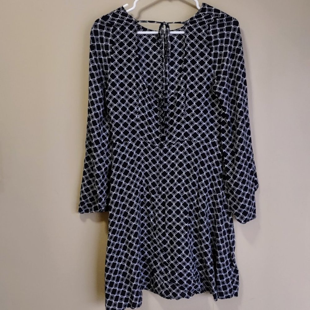 Black Geometric Pattern Dress with Flared Sleeve - Picture 3 of 5